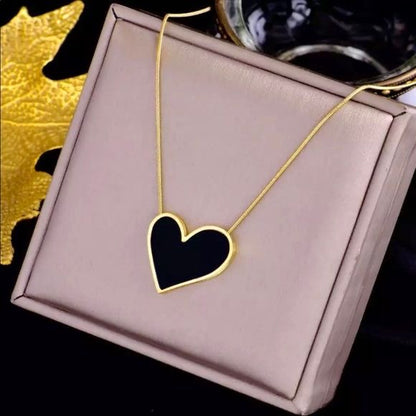 Black Heart Necklace (Gold-Plated)